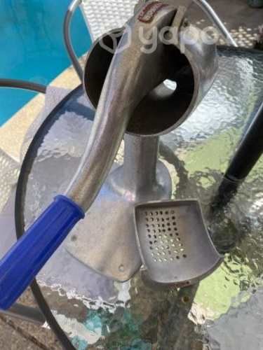 Exprimidor saca jugo manual, metálico aluminio.