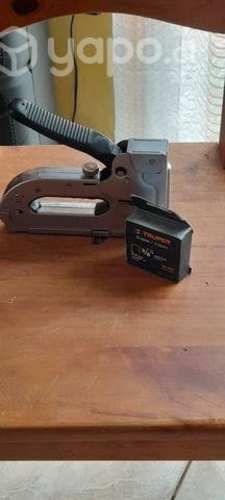 Engrapadora casi nueva con caja de remaches