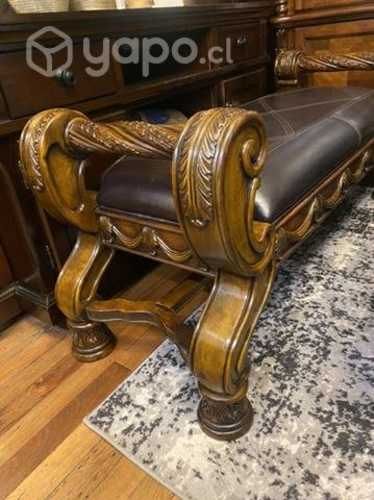 Banqueta Ashley de cuero madera tallada