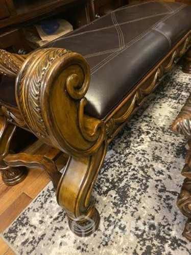 Banqueta Ashley de cuero madera tallada