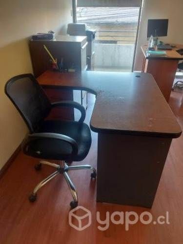 Escritorio de oficina con silla
