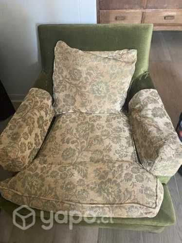 Sillón con chasis de madera y cojines de pluma