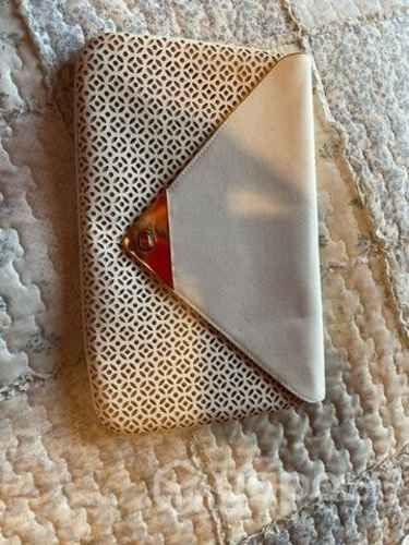 Cartera blanca sobre