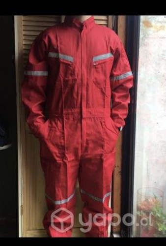 Overoles rojos, naranjos y azules