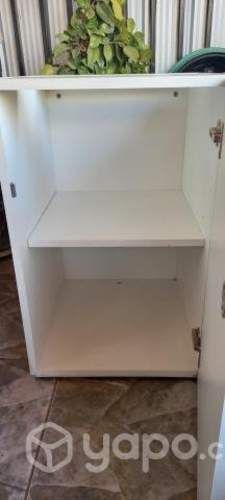 Velador y mueble blanco