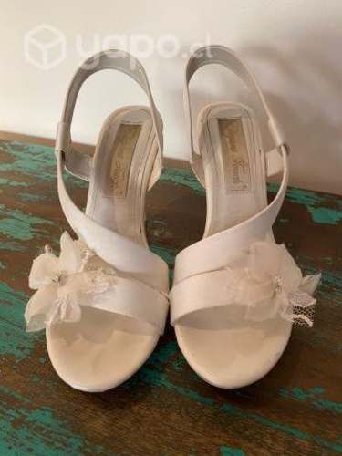 Lindo y cómodo zapato de novia