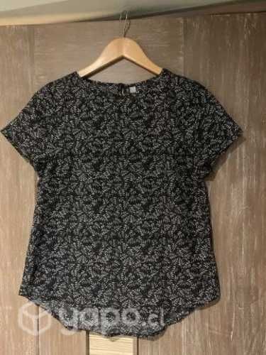 Polera negra con hojas talla XS