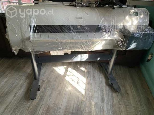 Plotter Canon modelo IPF710 con pedestal