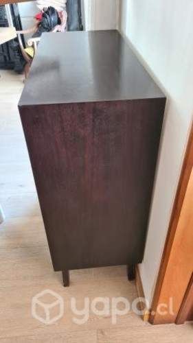 Mueble con estantes, puertas correderas