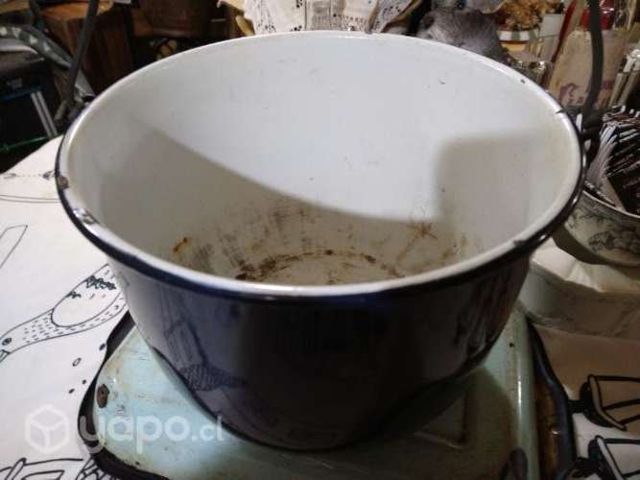 Antigua olla enlozada de colgar 5 litros app rota