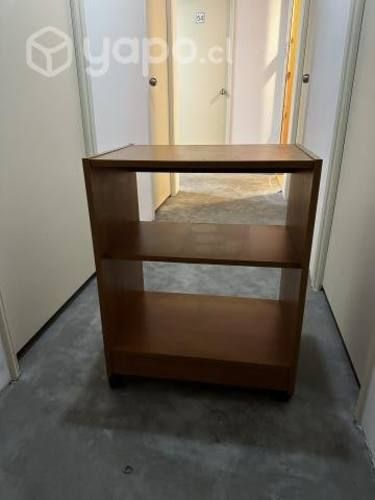 Mueble sin uso con ruedas