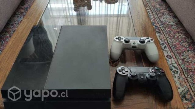 PS4 fat (usada) + 2 controles + 16 juegos PS4