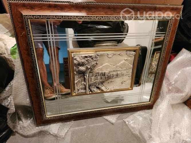 Cuadros con espejos biselados y bordes de madera