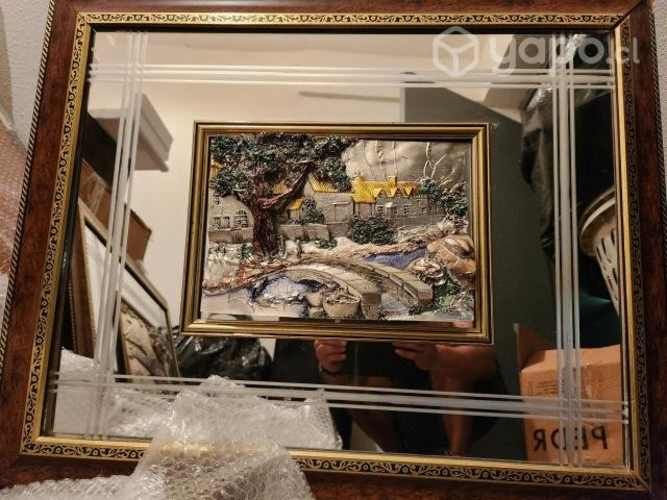 Cuadros con espejos biselados y bordes de madera