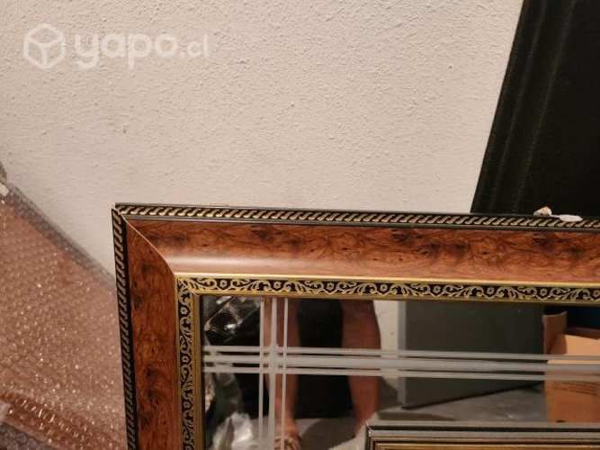 Cuadros con espejos biselados y bordes de madera