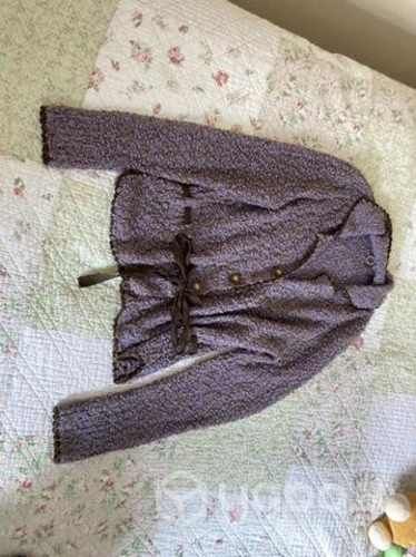 Chaleco morado con lazo