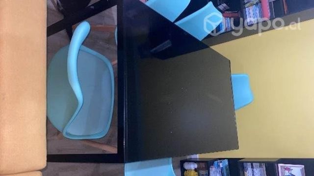 Mesa de metal cubierta vidrio