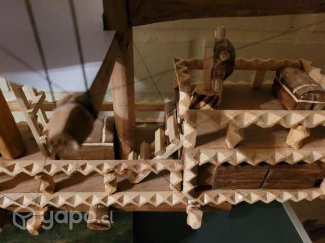 Barco de madera artesanal