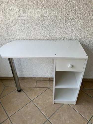 Mesa blanca manicura