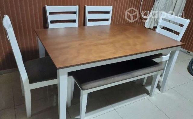 Moderno juego de comedor.