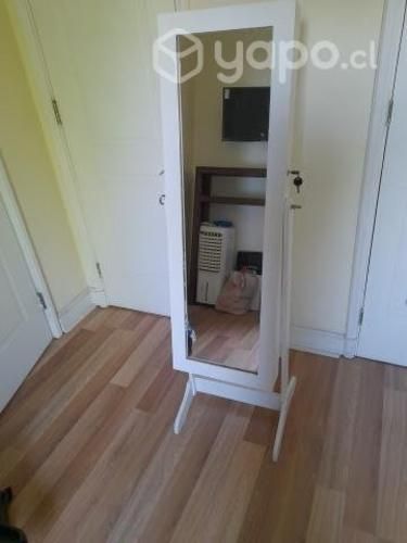 Espejo con espacio interior para accesorios