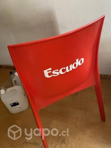 Se venden 50 sillas de plástico