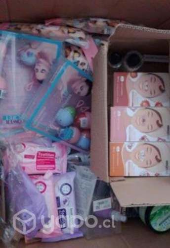 mercadería de maquillaje con mueble