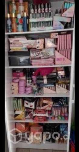 mercadería de maquillaje con mueble