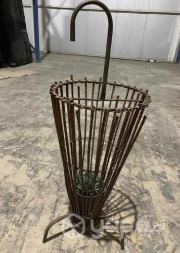 Paraguero de fierro y mimbre.