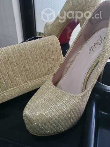 Zapatos y sobre dorados