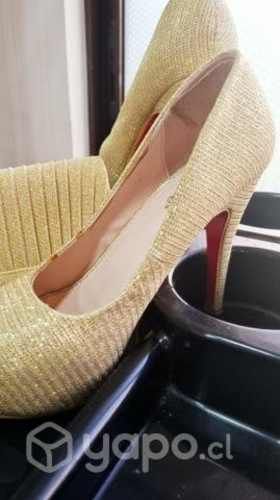 Zapatos y sobre dorados