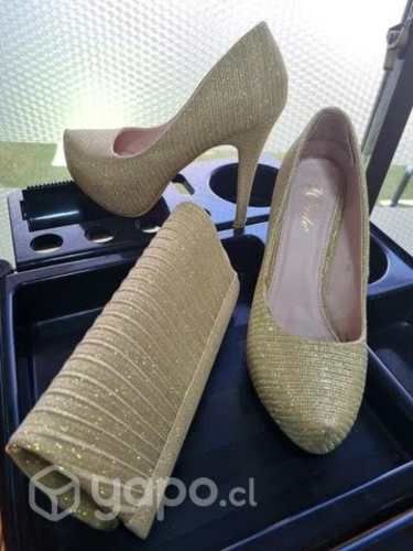 Zapatos y sobre dorados