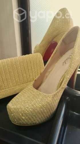 Zapatos y sobre dorados