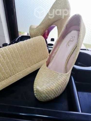 Zapatos y sobre dorados