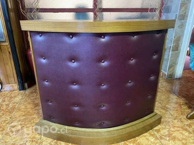 Mueble Bar curvo de madera y cuero