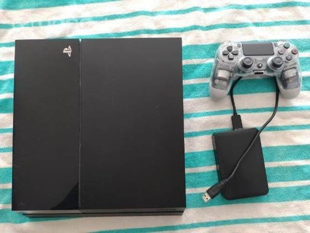 PS4 500GB con mando y juegos. Precio conversable