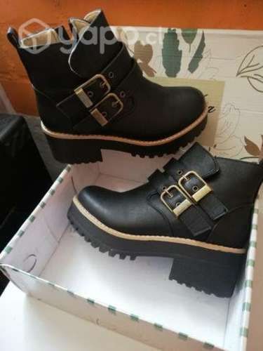 Bototos negros nuevos talla 35
