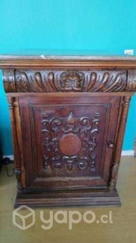Mueble antiguo de madera, tallado con cubierta de