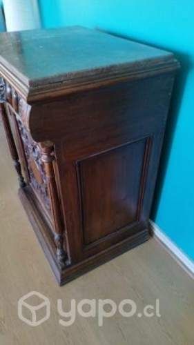 Mueble antiguo de madera, tallado con cubierta de