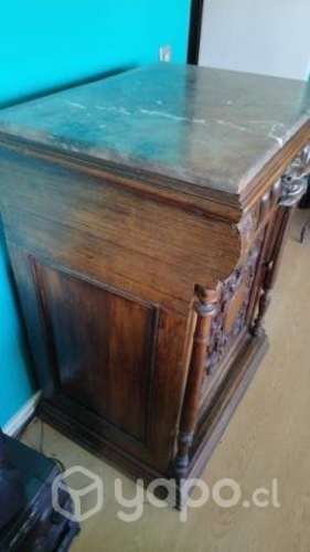 Mueble antiguo de madera, tallado con cubierta de