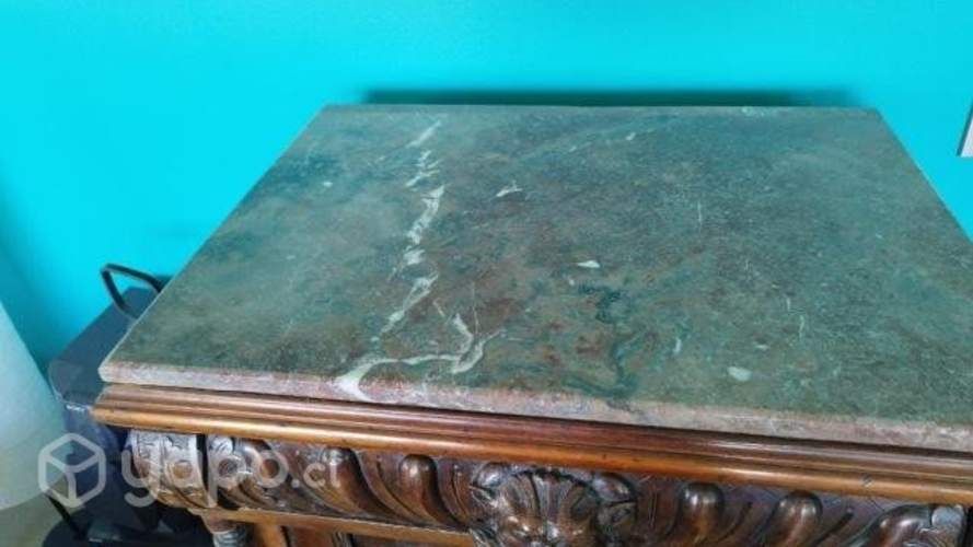 Mueble antiguo de madera, tallado con cubierta de