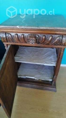 Mueble antiguo de madera, tallado con cubierta de