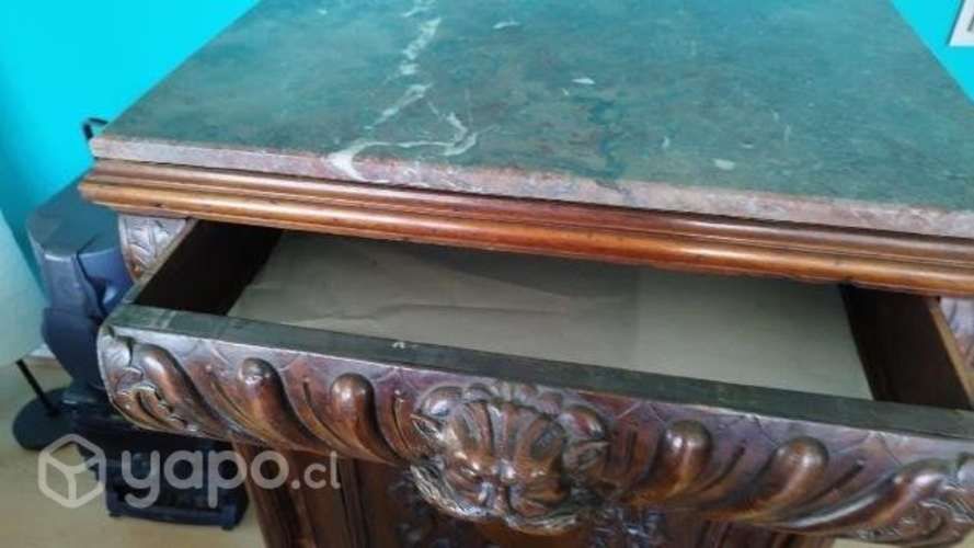 Mueble antiguo de madera, tallado con cubierta de