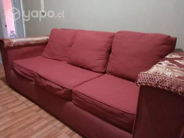 Sofa rojo, de tela, tres cuerpos