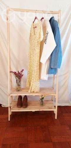 Perchero de madera plegable dos repisas