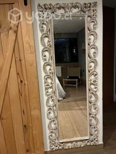 Espejo con marco de madera