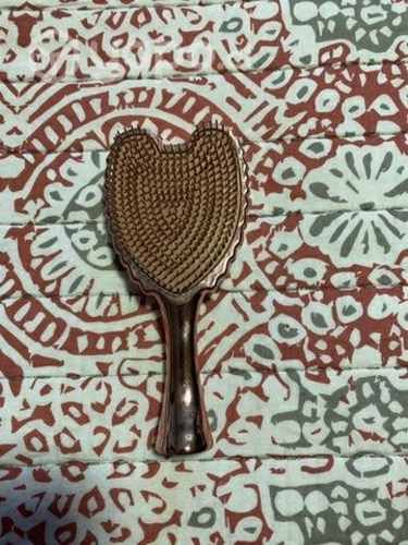 Peineta rosada metálica