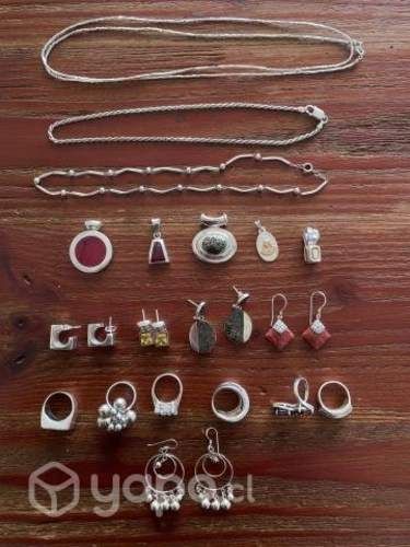 Variedad de joyas de plata