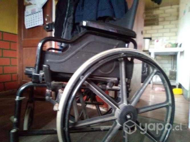 Silla de ruedas y muleta