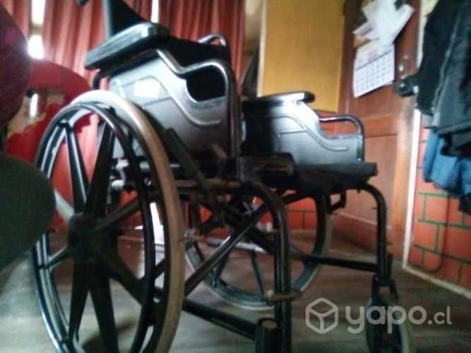 Silla de ruedas y muleta